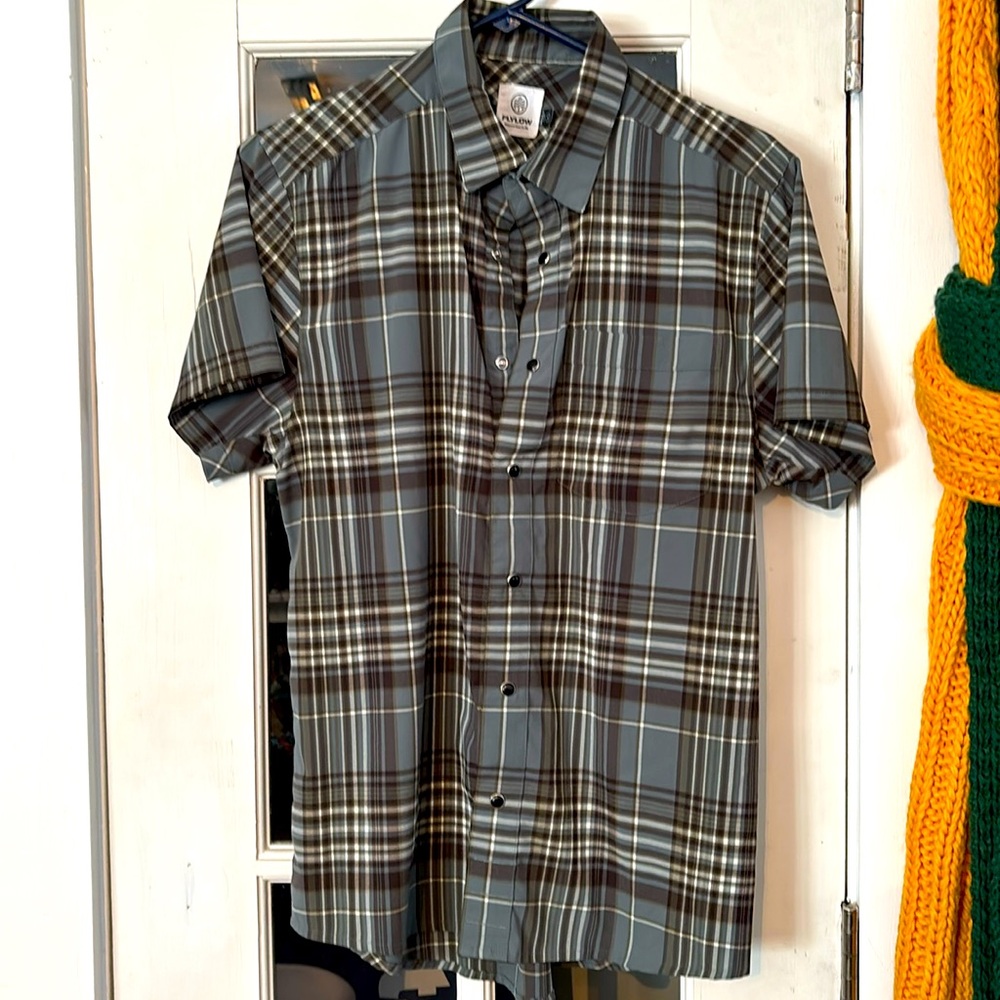 Men’s sz small short sleeve shirt black buttons. Super nice feel.